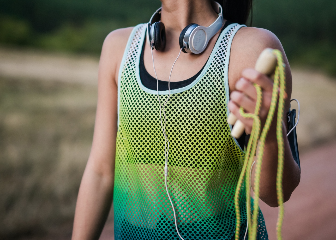 Benefícios de saltar à corda: mulher a fazer exercício