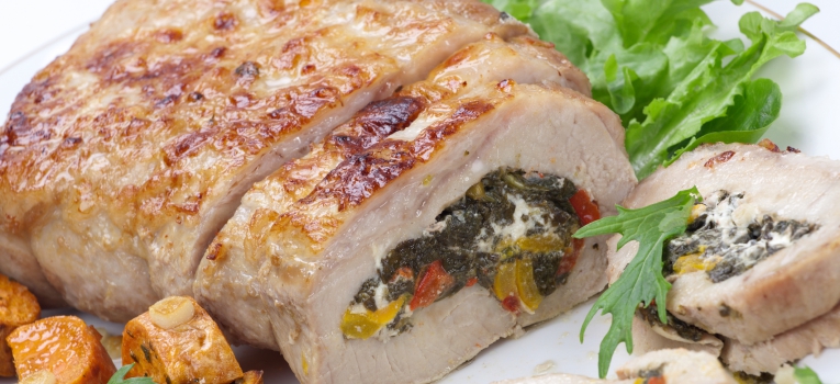 rolo de carne recheado com espinafres e queijo