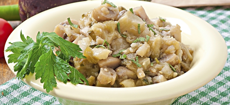 salteado de cogumelos e beringelas
