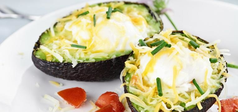 receitas com abacate tigelas de abacate recheadas