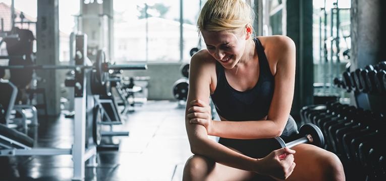 Mialgia: mulher com dores nos braços