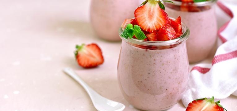 alimentos que têm muito açucar: iogurte com pedaços