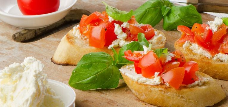 Bruschetta com queijo fresco de cabra, abacate e tomate