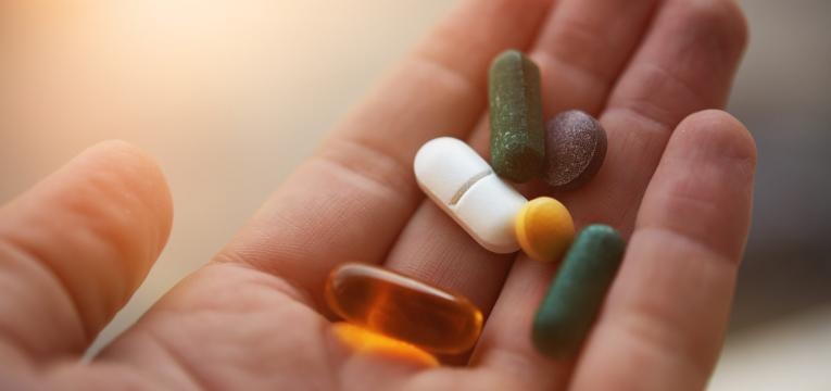 multivitaminicos suplementos na mao