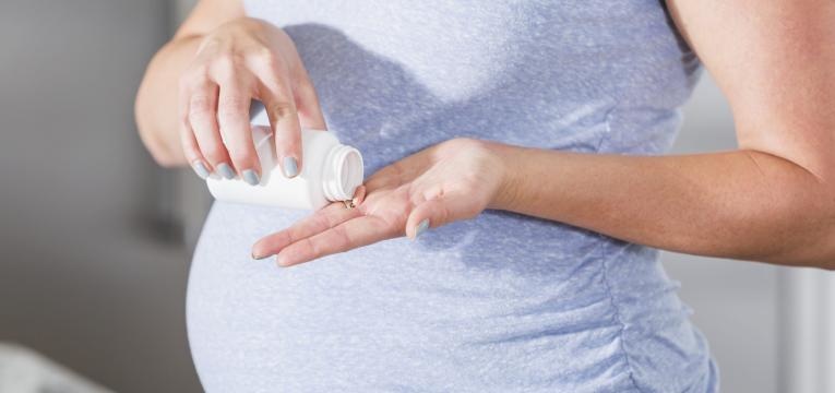 gravida a tomar suplemento multivitaminicos