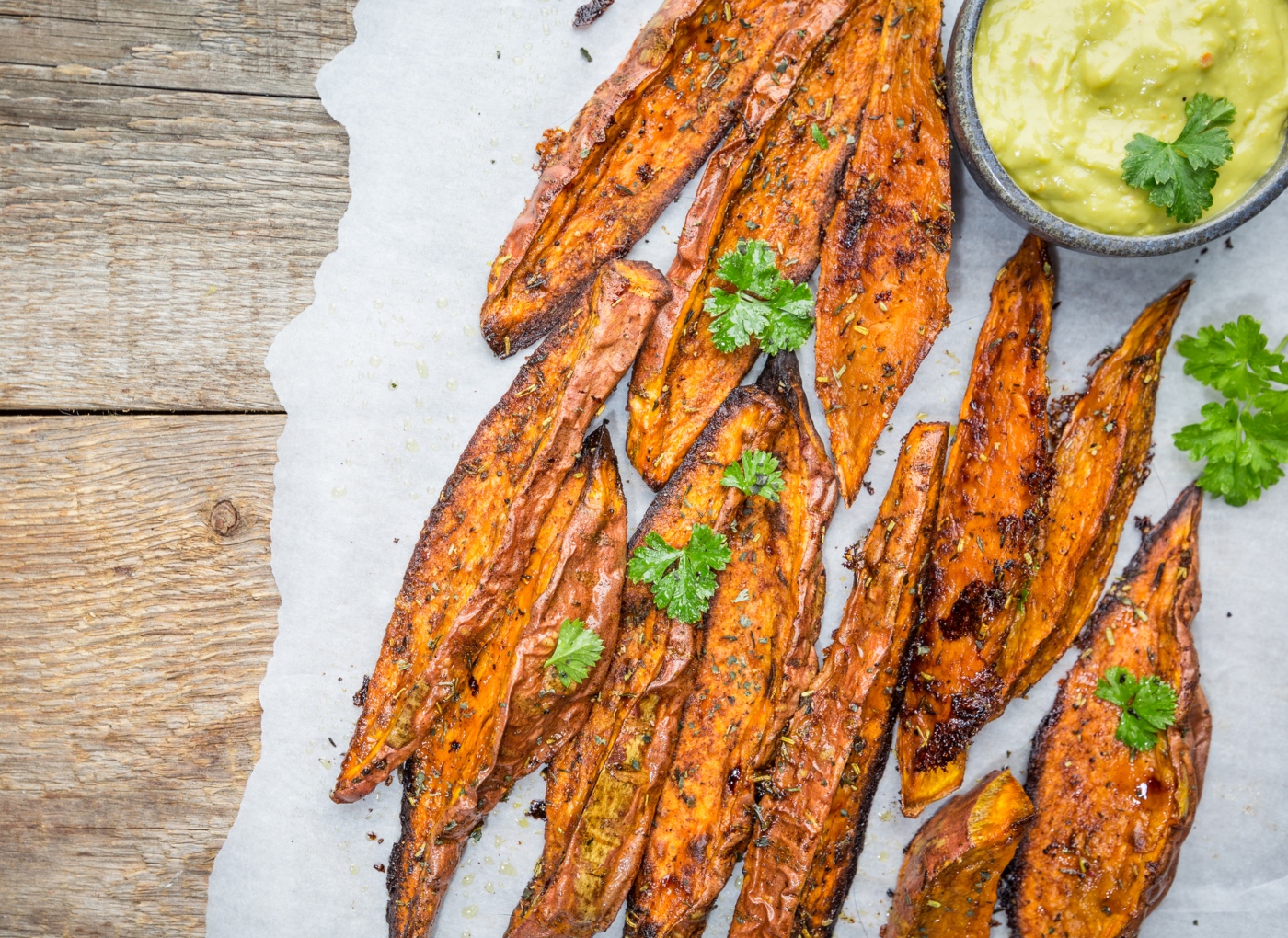 Batata-doce no forno com maionese de alho vegan