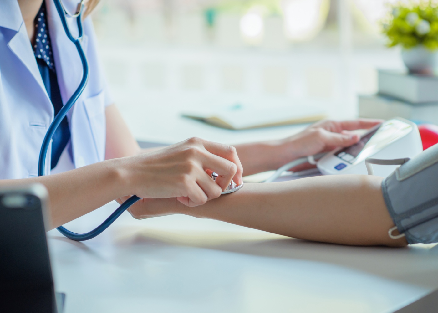 Hipertensão e diabetes: médica a medir a tensão a paciente diabético