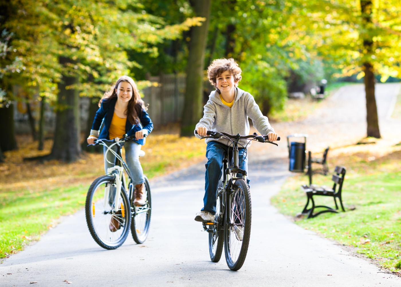 Crianças a andar de bicicleta no parque