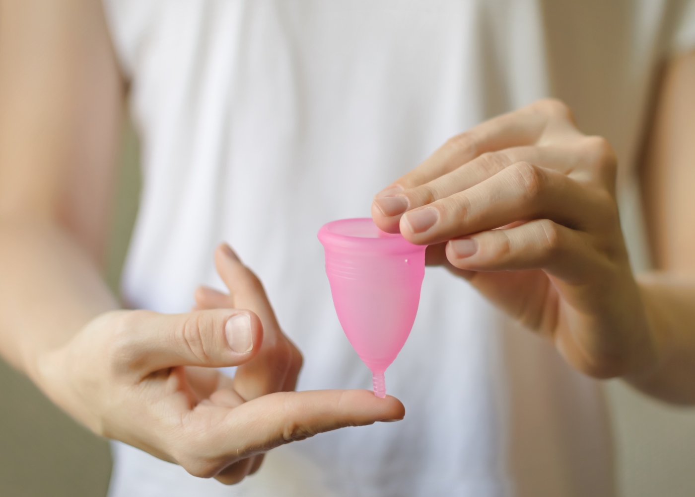 Mulher a explicar como se utiliza copo menstrual