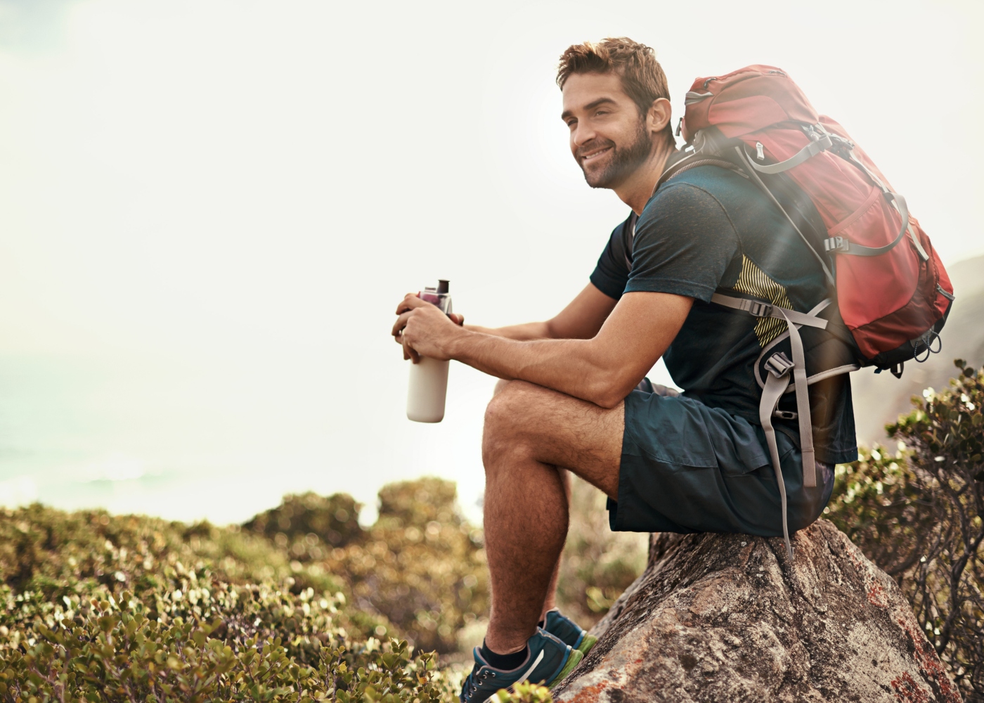 Homem com equipamento de trekking
