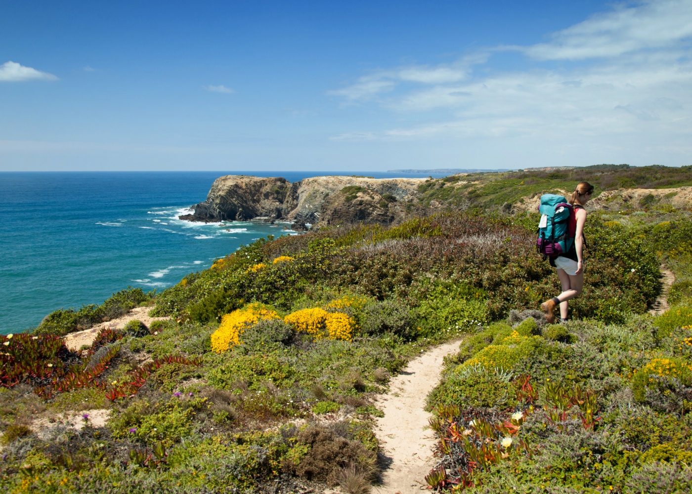 Mulher a percorrer a Costa Vicentina