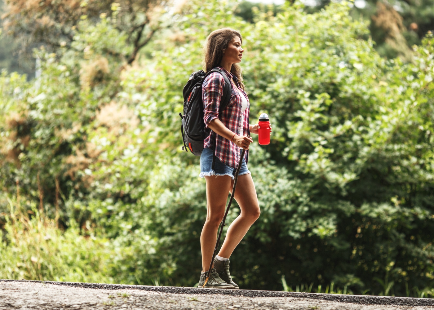 Mulher a fazer trekking na Serra de Sintra