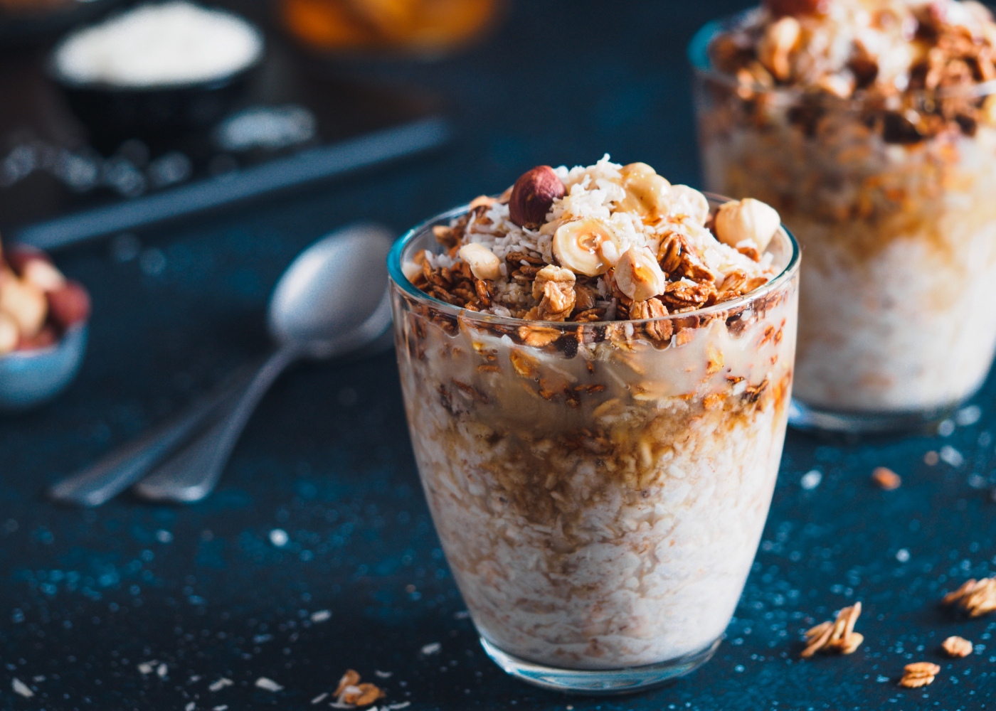 Copo de vidro com aveia, frutos secos, fruta e coco ralado