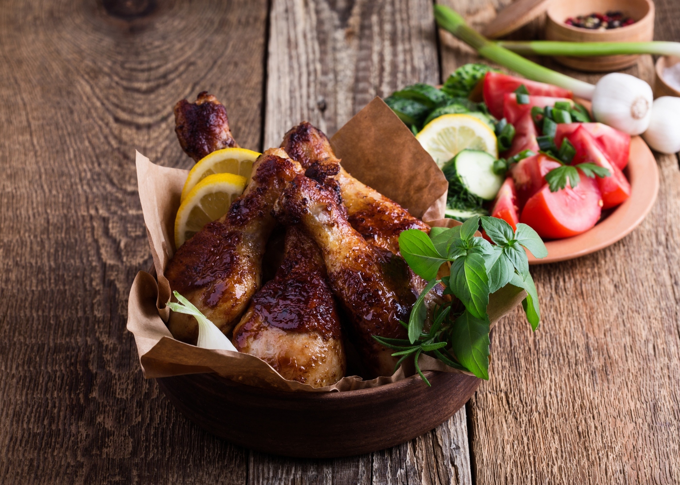 pernas de frango assado com alho e manjericão