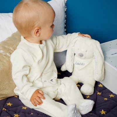 bebé com peluche coelhinho